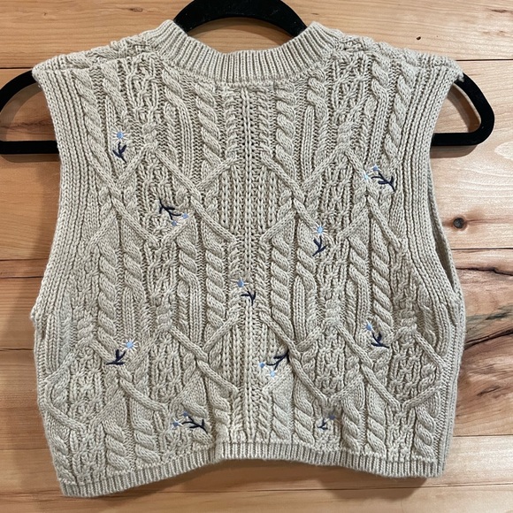 Forever 21 Knit Floral Cropped Vest in Beige and Blue Size S - Picture 2 of 3